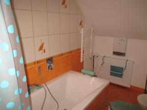 ein Badezimmer mit einer Badewanne und einem Waschbecken in der Unterkunft RD Černčín Bučovice in Černčín