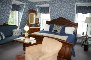 ChesterにあるInn Victoriaのベッドルーム1室(ベッド1台、椅子、鏡付)