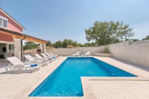 Bazén v ubytování Holiday Home Nikol nebo v jeho okolí