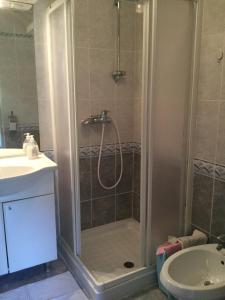 Et badeværelse på Apartments Gemma