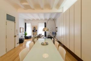 バレンシアにあるMD Art Apartment Ruzafaのダイニングルーム、リビングルーム(白いテーブル、椅子付)