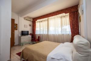 a hotel room with a bed and a window at Hotel Giulietta e Romeo in Casal Palocco