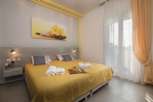プラカにあるMichaella Studiosのベッドルーム1室(黄色のベッド1台、食料トレイ付)