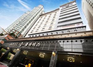un bâtiment dont l'écriture chinoise est en façade dans l'établissement Polaris Hotel, à Bucheon