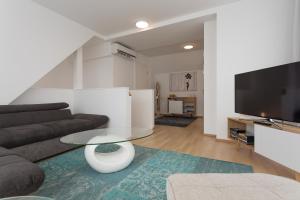 Telewizja i/lub zestaw kina domowego w obiekcie Mar Suite Apartments - Center