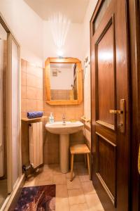 a bathroom with a sink and a mirror at casa villa in Gorizia