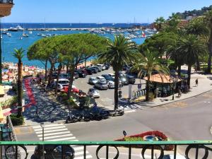 een luchtzicht op een stad met een parkeerplaats bij Holiday Home Santa Margherita Ligure in Santa Margherita Ligure