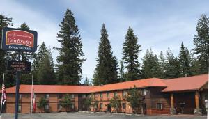 un hotel con un cartel frente a un edificio en FairBridge Inn and Suites Sandpoint, en Ponderay