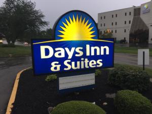 um sinal para uma estalagem e suites em Days Inn & Suites by Wyndham Cincinnati North em Springdale