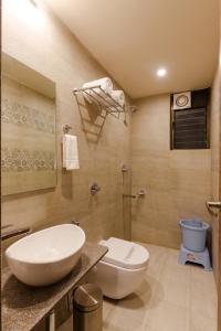 y baño con lavabo blanco y aseo. en Hotel Shree Sai, en Kolhapur