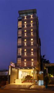 un edificio alto con luces encima en Hotel Shree Sai, en Kolhapur