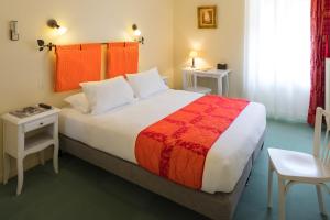 Postel nebo postele na pokoji v ubytování Logis Hôtel Restaurant Les Cèdres + 34 fotografií