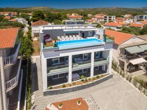 uma vista aérea de uma casa com piscina em Villa DIVINA em Rogoznica