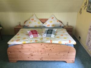 シュネーヴァーディンゲンにあるHaus Claudiaの木製ベッド(枕付)