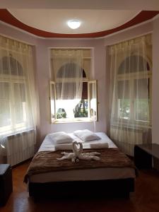 um quarto com uma cama com um bicho de peluche em Rooms Portorose Center em Portorož