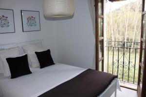 A bed or beds in a room at El Balcón del Huéznar