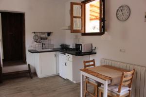 A kitchen or kitchenette at El Balcón del Huéznar Még 37 kép