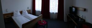 เตียงในห้องที่ Bayerischer Hof