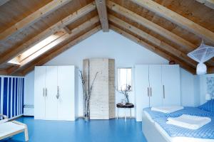 een slaapkamer op zolder met een bed en een houten plafond bij Gästehaus Plath in Wettringen