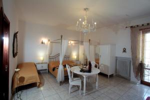 - une chambre avec un lit, une table et un lustre dans l'établissement ZO. NE. Baroque B&B, à Lecce