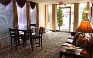 Posezení v ubytování FairBridge Inn & Suites - Lewiston