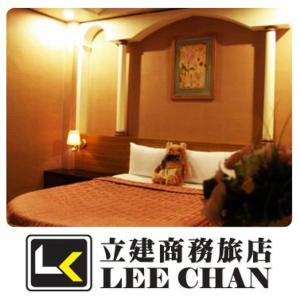 una foto di una camera d'albergo con un cane seduto su un letto di Hotel Lee-Chan a Taipei