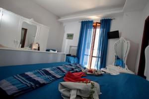 - une chambre avec un lit bleu et un miroir dans l'établissement ZO. NE. Baroque B&B, à Lecce