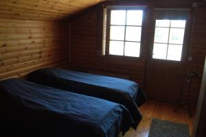 Tempat tidur dalam kamar di Keitaanniemen lomamökki