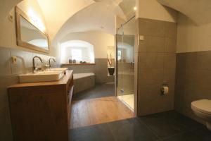Ένα μπάνιο στο Tauern Apartment Schrempf - Anna +51 φωτογραφίες