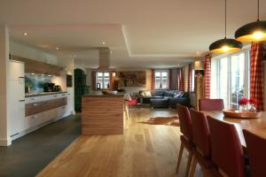 eine Küche und ein Wohnzimmer mit einem Tisch und einem Sofa in der Unterkunft Tauern Apartment Schrempf - Anna in Niedernsill