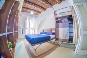een slaapkamer met een bed en een spiegel bij Per Amor Duomo in Napels
