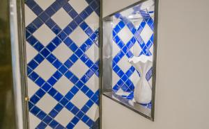 een glazen kast met blauwe en witte stropdassen erin bij Per Amor Duomo in Napels +56 foto's