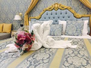 A bed or beds in a room at Friendly Venice Suites