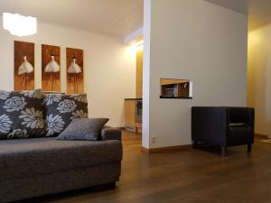 sala de estar con sofá y silla en Old Town Apartment en Tallin