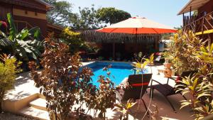Bazén v ubytování Samara Palm Lodge nebo v jeho okolí