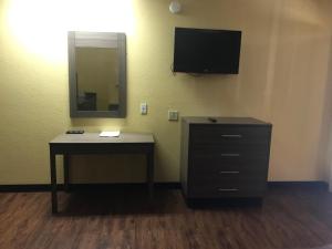 TV a/nebo společenská místnost v ubytování Village Inn Cotulla