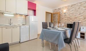 Kuchyň nebo kuchyňský kout v ubytování Apartment Krželj