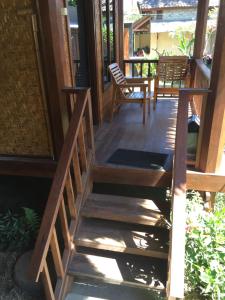 una escalera de madera que conduce al porche de una casa en Welly Bungalow, en Gili Trawangan
