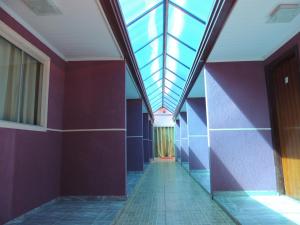 an empty hallway with a skylight in a building at Pousada Centaurus in Alto Paraíso de Goiás