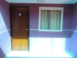 a small room with a door and a window at Pousada Centaurus in Alto Paraíso de Goiás