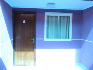 a door in a building with a window at Pousada Centaurus in Alto Paraíso de Goiás