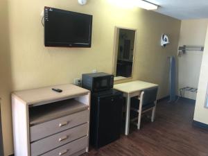 TV a/nebo společenská místnost v ubytování Village Inn Cotulla