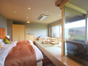 um quarto com uma cama grande e uma sala de jantar em Hakone Yuyado Zen em Hakone