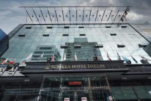 a building with american flags on the side of it at Benikea Daelim Hotel in Daejeon