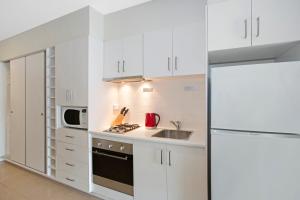 Ett kök eller pentry på Astra Apartments Glen Waverley @ViQi