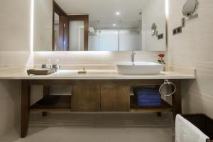 bagno con lavandino e specchio di Sanya Yalong Bay Villas & Spa a Sanya
