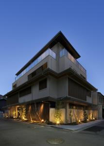 Um edifício com luzes de Natal à frente. em Karasuma Rokujo Hotel em Quioto