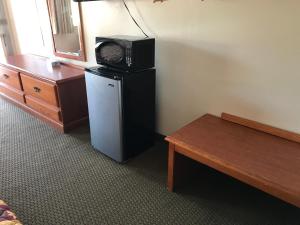 CorningParkview Motel的一间配备了冰箱上方微波炉的客房 更多34张照片