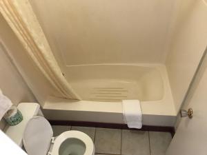 CorningParkview Motel的一间带卫生间和浴缸的小浴室