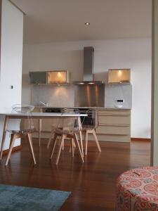 uma cozinha com mesa e cadeiras num quarto em Jardins En Ville em Bastia